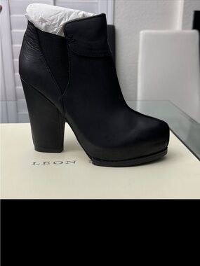 NWT $70 Leon Max | Black Vested Leather Pump - sz 8